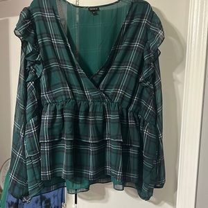 Torrid 4 - plaid green ruffled / fitted top